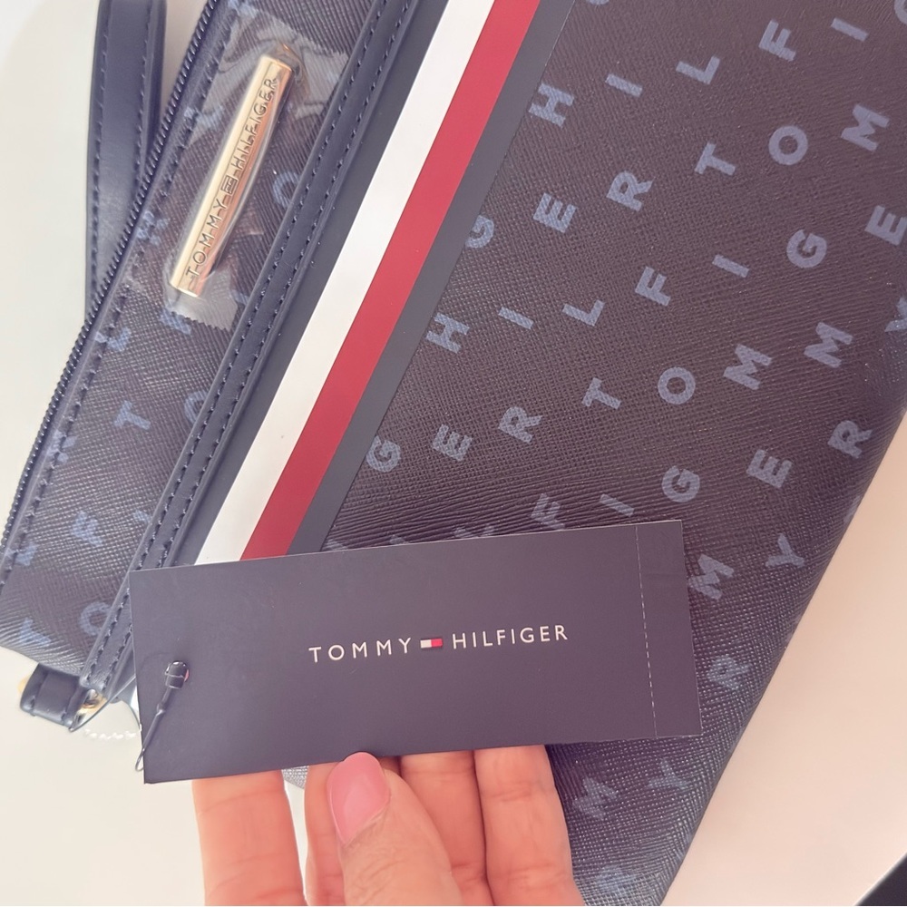 Tommy Hilfiger Signature Stripe Wristlet Navy Blue Wallet Clutch NWT - Picture 9 of 9